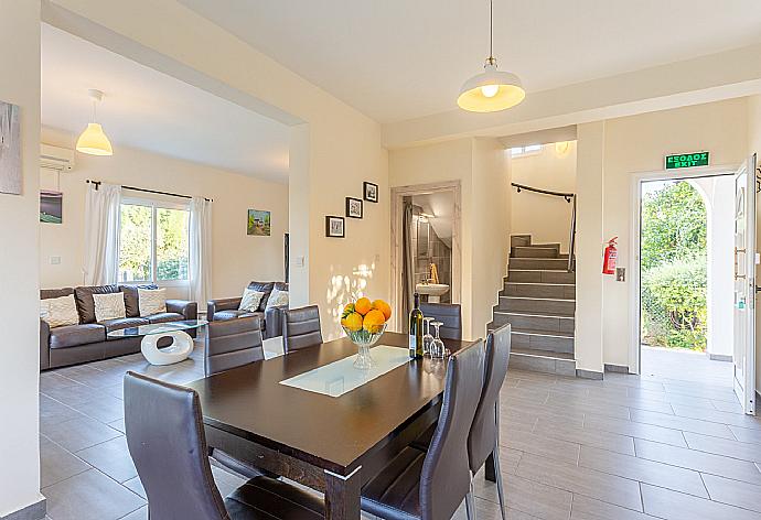 Open-plan living room with sofas, dining area, kitchen, A/C, WiFi internet, satellite TV, and pool terrace access . - Sun Beach Villa Tria . (Fotogalerie) }}