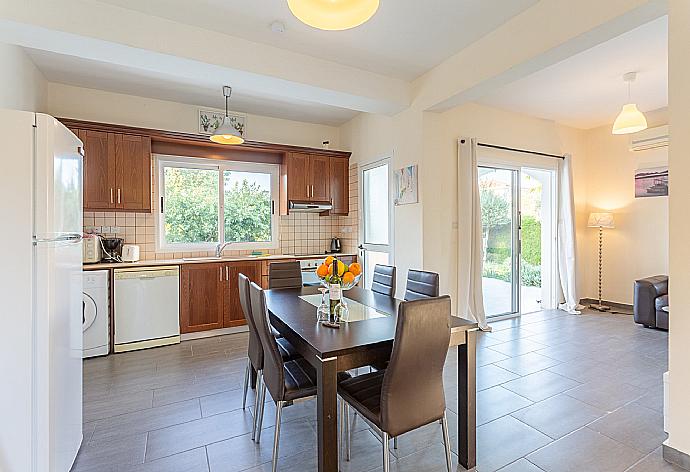 Open-plan living room with sofas, dining area, equipped kitchen, A/C, WiFi internet, satellite TV, and pool terrace access . - Sun Beach Villa Tria . (Galleria fotografica) }}