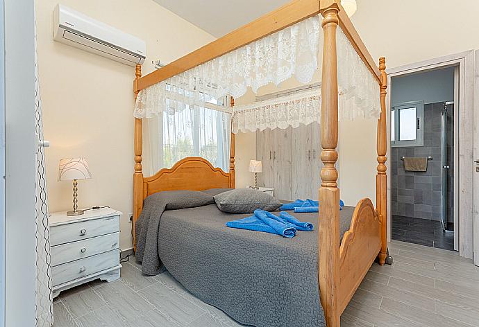 Double bedroom with en suite bathroom, A/C, and balcony with sea views . - Sun Beach Villa Tria . (Galleria fotografica) }}