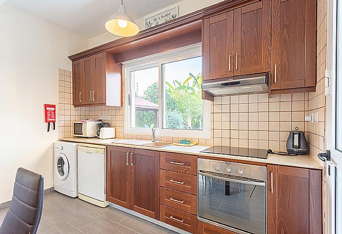 Equipped kitchen . - Sun Beach Villa Tria . (Fotogalerie) }}