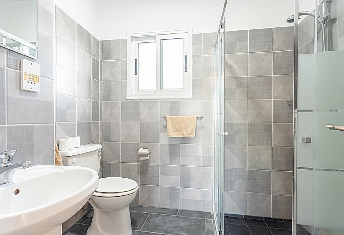 En suite bathroom with shower . - Sun Beach Villa Tria . (Galleria fotografica) }}