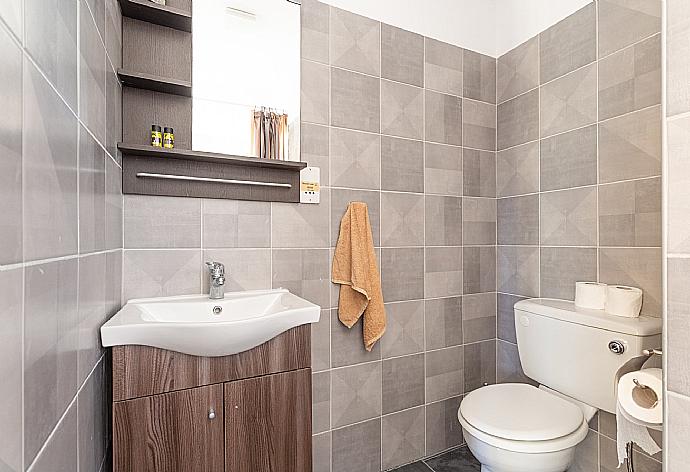 En suite bathroom with bath and shower . - Sun Beach Villa Tria . (Galería de imágenes) }}