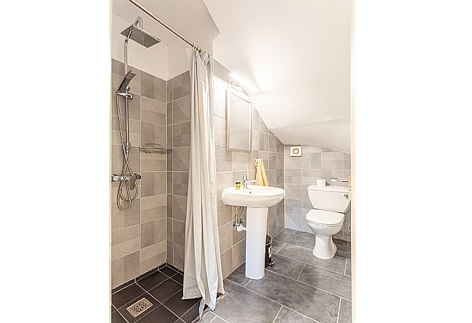 Family bathroom with shower . - Sun Beach Villa Tria . (Galleria fotografica) }}