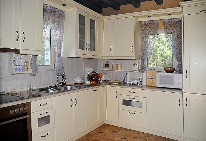 Equipped kitchen . - Villa Malama . (Fotogalerie) }}