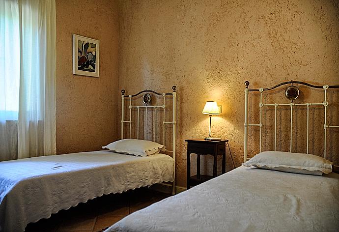 Twin bedroom with A/C and en suite bathroom . - Villa Malama . (Галерея фотографий) }}