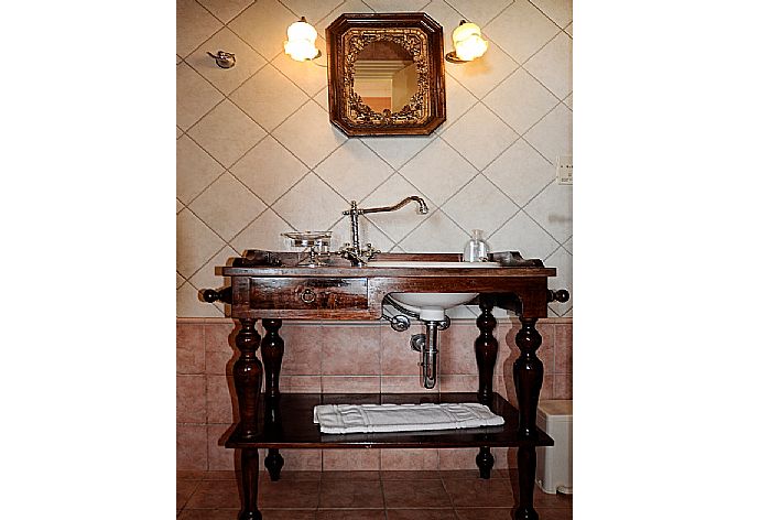 Bathroom with bath and shower . - Villa Malama . (Galleria fotografica) }}