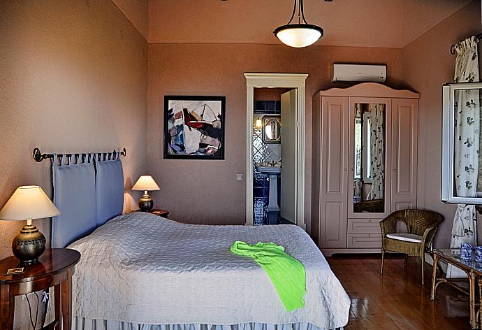 Double bedroom with A/C and en suite bathroom . - Villa Malama . (Photo Gallery) }}