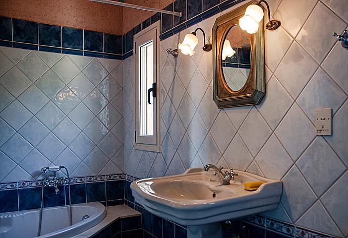 Bathroom with bath and shower . - Villa Malama . (Fotogalerie) }}