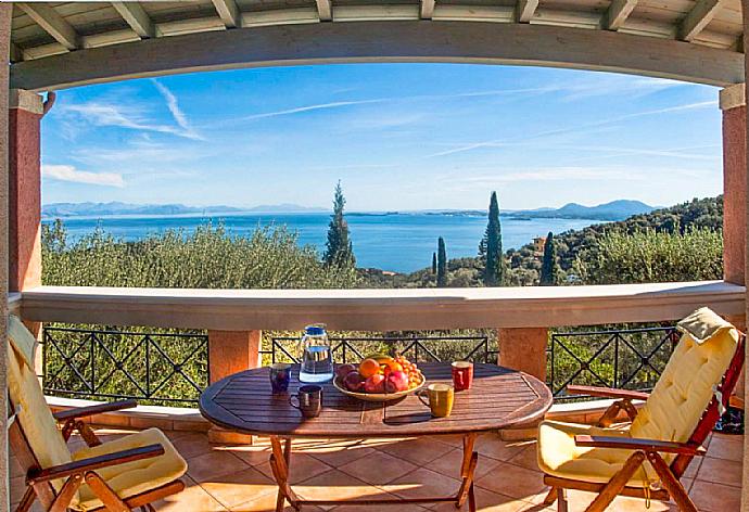 Terrace area with coffee table  . - Villa Malama . (Fotogalerie) }}