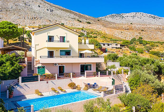 ,Beautiful villa with private infinity pool and terrace with panoramic sea and countryside views . - Villa Zeus . (Photo Gallery) }}