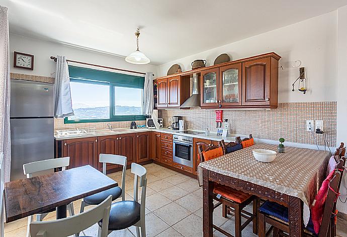 Equipped kitchen . - Villa Zeus . (Galerie de photos) }}