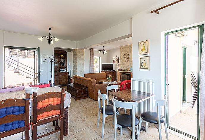 Open-plan living room with sofas, dining area, kitchen, ornamental fireplace, WiFi internet, satellite TV, DVD player, and upper terrace access . - Villa Zeus . (Galleria fotografica) }}