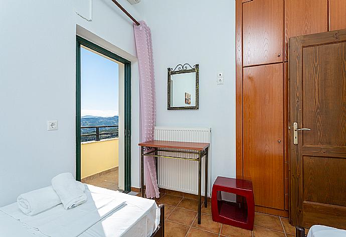 Twin bedroom with A/C and balcony access . - Villa Zeus . (Galleria fotografica) }}