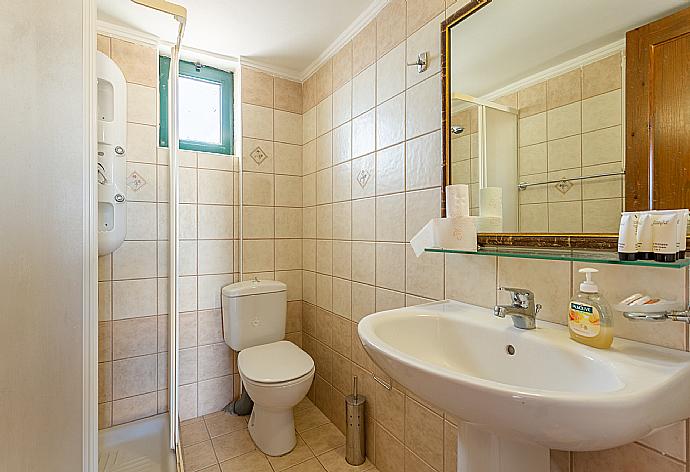 Family bathroom with shower . - Villa Zeus . (Fotogalerie) }}