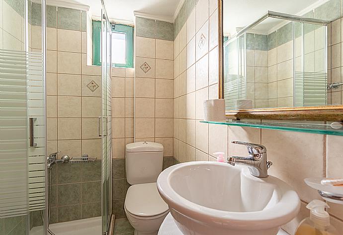 Family bathroom with shower . - Villa Zeus . (Galleria fotografica) }}