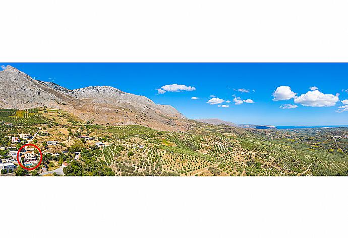 Aerial view showing location of Villa Zeus . - Villa Zeus . (Galería de imágenes) }}