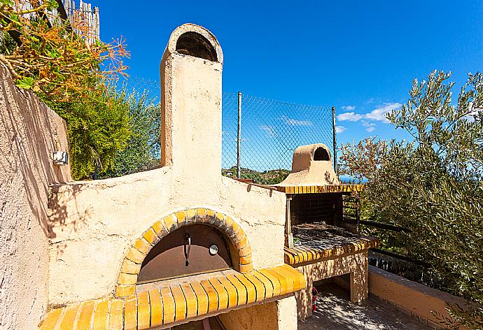 Terrace area with BBQ and wood-fired oven . - Villa Zeus . (Galerie de photos) }}