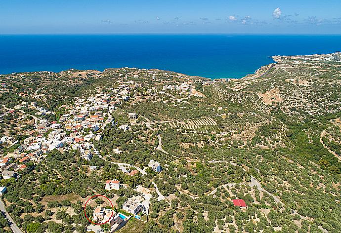 Aerial view showing location of Villa Olive . - Villa Olive . (Galerie de photos) }}