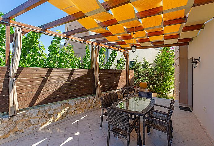 Upper terrace area . - Villa Olive . (Galerie de photos) }}