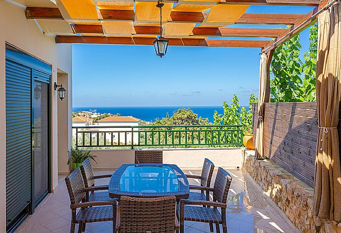 Upper terrace area with sea views . - Villa Olive . (Galerie de photos) }}