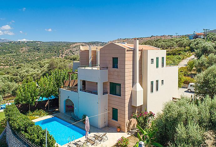 Aerial view of Villa Olive . - Villa Olive . (Fotogalerie) }}