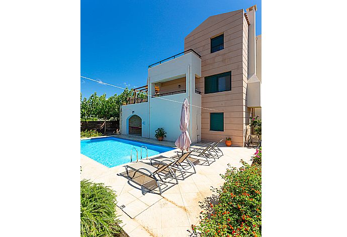 Beautiful villa with private pool and terrace . - Villa Olive . (Галерея фотографий) }}