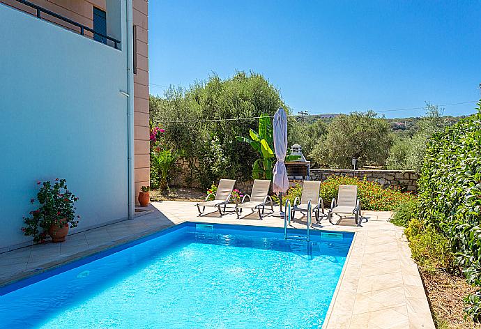 Private pool and terrace . - Villa Olive . (Fotogalerie) }}