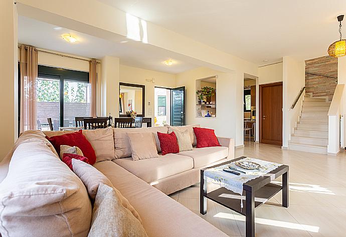 Living room with sofas, dining area, ornamental fireplace, WiFi internet, satellite TV, and terrace access . - Villa Olive . (Galleria fotografica) }}