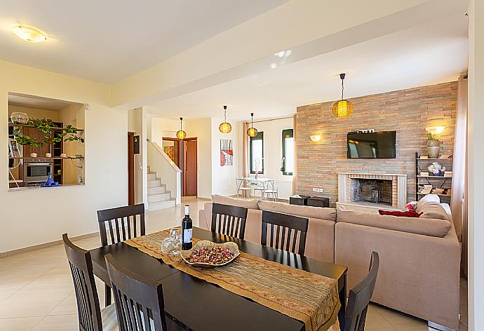 Living room with sofas, dining area, ornamental fireplace, WiFi internet, satellite TV, and terrace access . - Villa Olive . (Galería de imágenes) }}