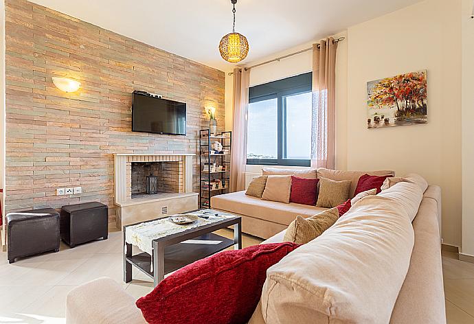 Living room with sofas, dining area, ornamental fireplace, WiFi internet, satellite TV, and terrace access . - Villa Olive . (Fotogalerie) }}