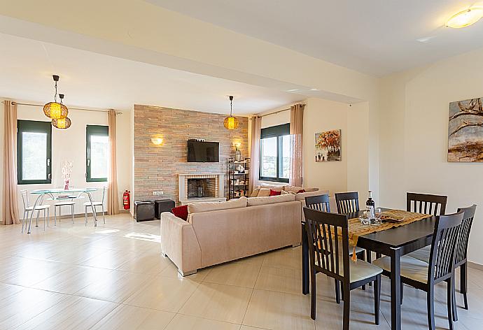 Living room with sofas, dining area, ornamental fireplace, WiFi internet, satellite TV, and terrace access . - Villa Olive . (Галерея фотографий) }}