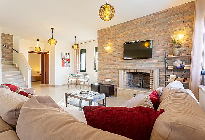 Living room with sofas, dining area, ornamental fireplace, WiFi internet, satellite TV, and terrace access . - Villa Olive . (Fotogalerie) }}