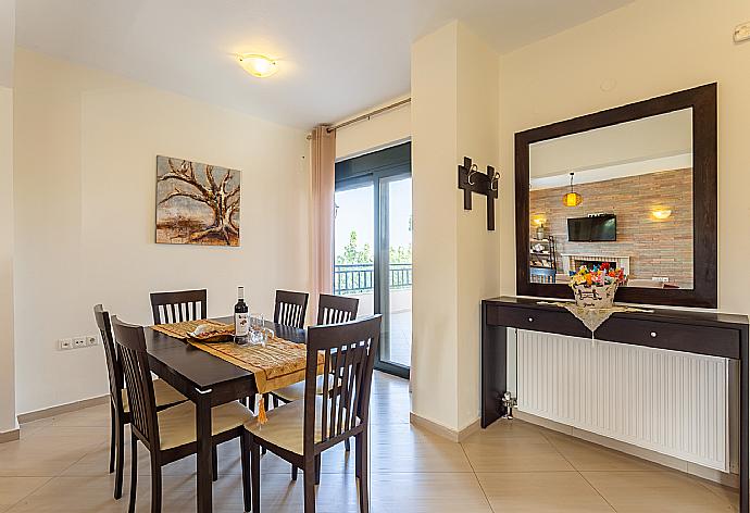 Living room with sofas, dining area, ornamental fireplace, WiFi internet, satellite TV, and terrace access . - Villa Olive . (Galleria fotografica) }}