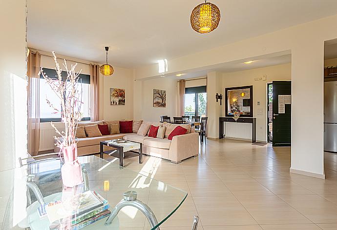 Living room with sofas, dining area, ornamental fireplace, WiFi internet, satellite TV, and terrace access . - Villa Olive . (Galería de imágenes) }}