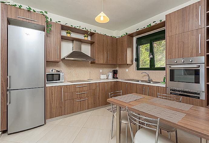 Equipped kitchen with dining area . - Villa Olive . (Galerie de photos) }}