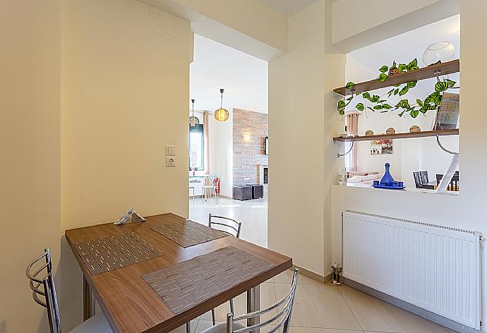Equipped kitchen with dining area . - Villa Olive . (Galerie de photos) }}