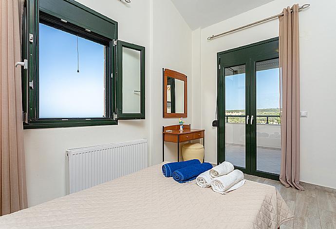 Single bedroom with A/C and balcony access . - Villa Olive . (Galleria fotografica) }}