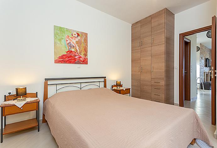 Double bedroom with A/C . - Villa Olive . (Galería de imágenes) }}