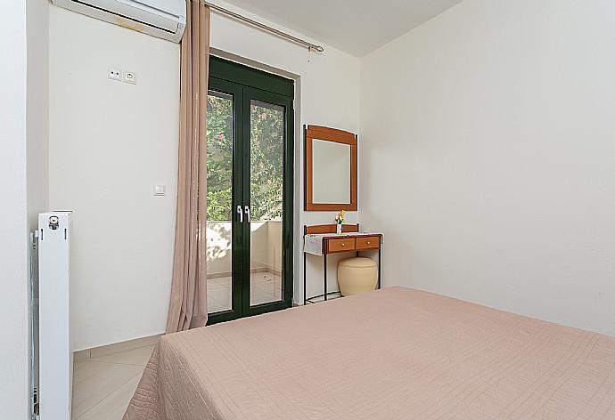 Double bedroom with A/C . - Villa Olive . (Galería de imágenes) }}