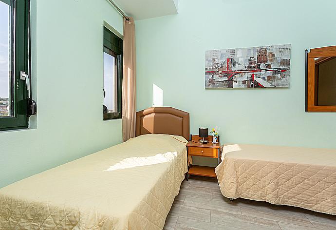 Twin bedroom with A/C . - Villa Olive . (Galleria fotografica) }}