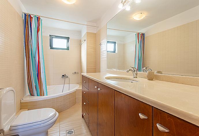 Family bathroom with bath and shower . - Villa Olive . (Fotogalerie) }}