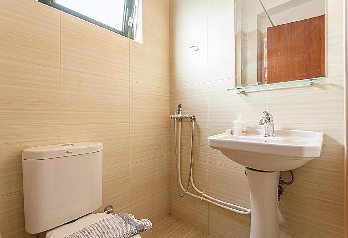 Family bathroom with shower . - Villa Olive . (Photo Gallery) }}