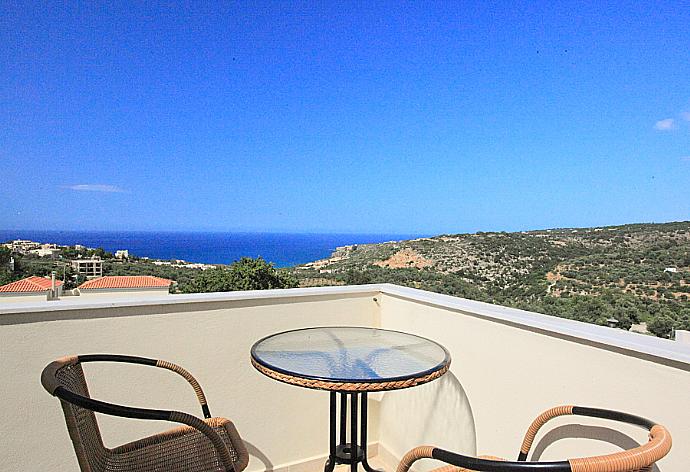 Balcony with panoramic views . - Villa Olive . (Fotogalerie) }}