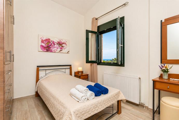  . - Villa Olive . (Photo Gallery) }}