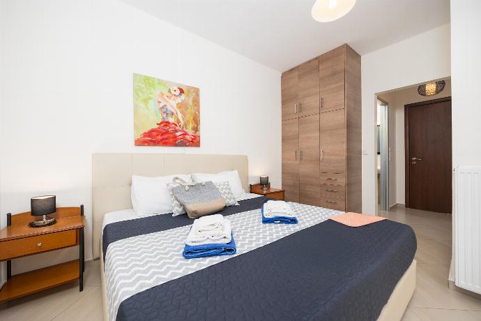 Double bedroom with en suite bathroom and A/C . - Villa Olive . (Photo Gallery) }}