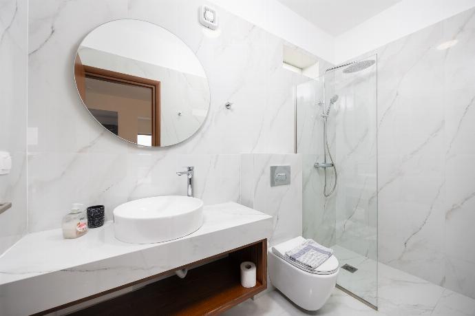 Family bathroom with shower . - Villa Olive . (Photo Gallery) }}