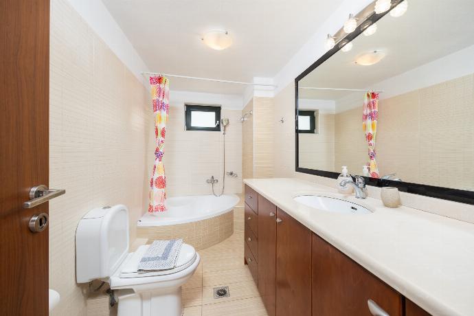 Family bathroom with bath and shower . - Villa Olive . (Photo Gallery) }}