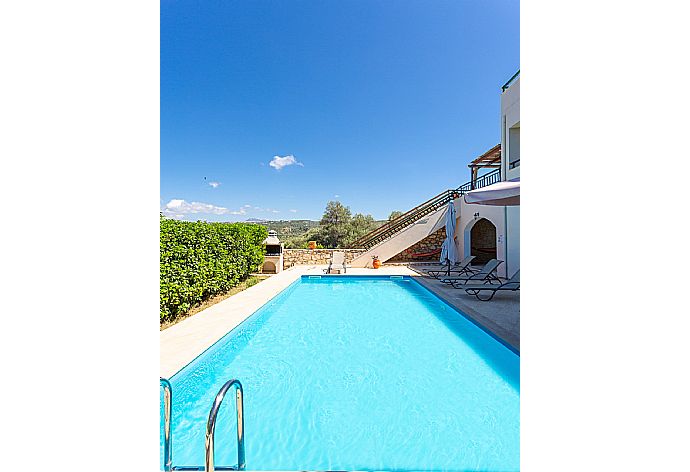 Private pool and terrace . - Villa Gerani Panorama . (Fotogalerie) }}