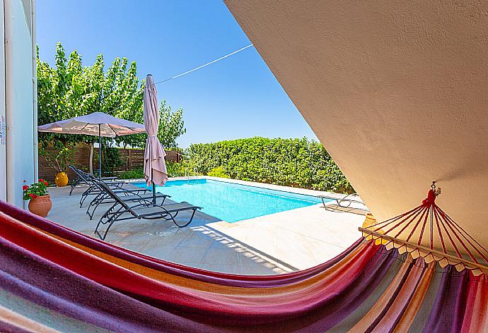 Private pool and terrace . - Villa Gerani Panorama . (Fotogalerie) }}