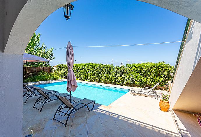 Private pool and terrace . - Villa Gerani Panorama . (Fotogalerie) }}